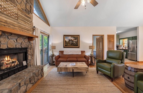 Whittier Condo | Newly Renovated Condo in Gated Golf Community