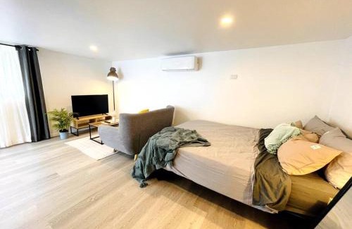Mornington Apartment | Newly Renovated Contemporary Private Studio near Hobart CBD and Airport