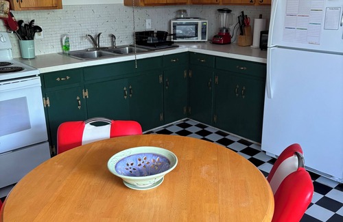 Barre House | Newly renovated downstairs 3 bed apartment for working traveling professionals