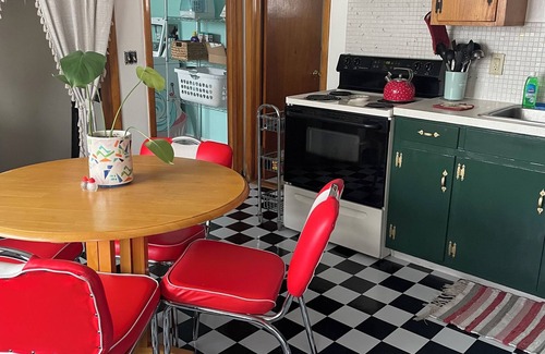 Barre House | Newly renovated downstairs 3 bed apartment for working traveling professionals