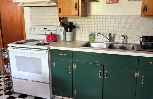 Barre House | Newly renovated downstairs 3 bed apartment for working traveling professionals
