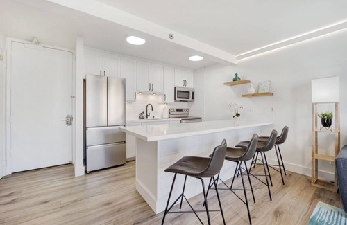 Waikiki Condo | Newly renovated, Free Parking, One block to Waikiki Beach