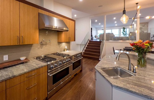 Delta House | Newly Renovated Home w/In-Door Pool, Sauna, Outdoor Jacuzzi, Gym & more!