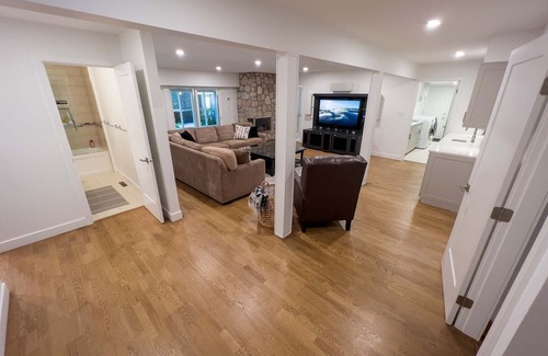 Delta House | Newly Renovated Home w/In-Door Pool, Sauna, Outdoor Jacuzzi, Gym & more!