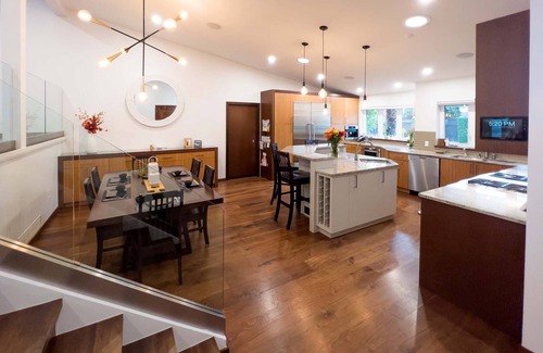 Delta House | Newly Renovated Home w/In-Door Pool, Sauna, Outdoor Jacuzzi, Gym & more!