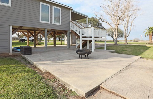 Brazoria House | Newly renovated house 10 mins. from the Intracoastal on the San Bernard River!