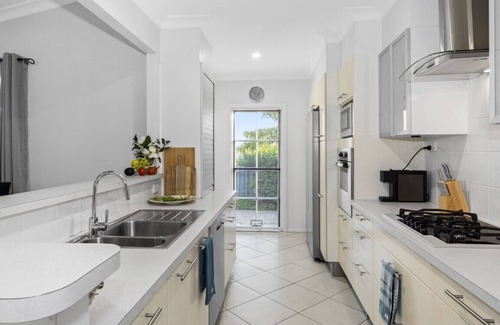 Cessnock House | Newly Renovated Hunter Property-Spa & fireplace.