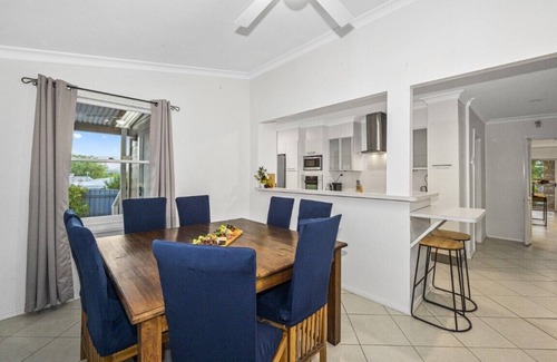 Cessnock House | Newly Renovated Hunter Property-Spa & fireplace.