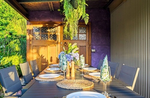 Cessnock House | Newly Renovated Hunter Property-Spa & fireplace.