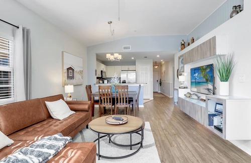 East Naples Condo | Newly Renovated Luxury Top Floor Condo! Walk to PickleBall! Gated/Pool/Gym