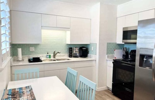 Solana Apartment | Newly Renovated - Modern Apartment 3 of 4