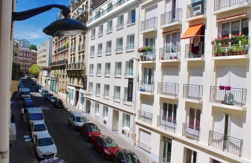 Quartier des Grandes-Carrieres Apartment | Newly Renovated, Modern Studio Flat—Montmartre