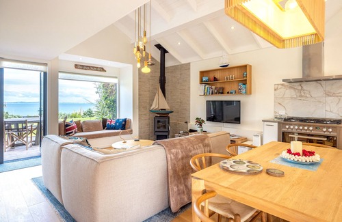 Surfdale House | Newly renovated waterfront home with good indoor living and leading to the beach
