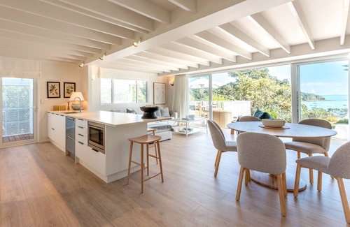 Surfdale House | Newly renovated waterfront home, with large flat lawn leading to the beach.