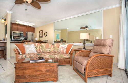 Historic Kailua Village Condo | Newly Renovated Ocean View Condo 🐳 Stunning Views From The Lanai! 🌅 Kona Reef E-22