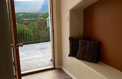 Sandia Knolls House | NEWLY RENOVATED PRIVATE MOUNTAIN HOME WITH HOT TUB