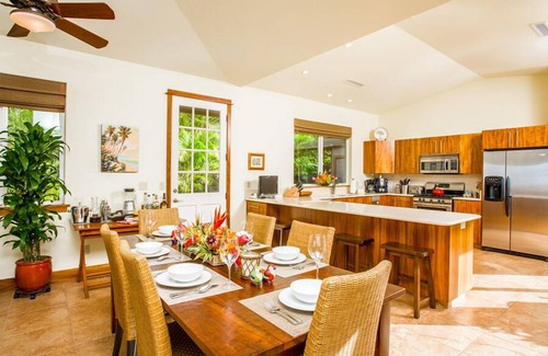 Halama Street House | NEWLY RENOVATED, PRIVATE BEACHFRONT HIDEAWAY ^MOANA^ SLEEPS 8!