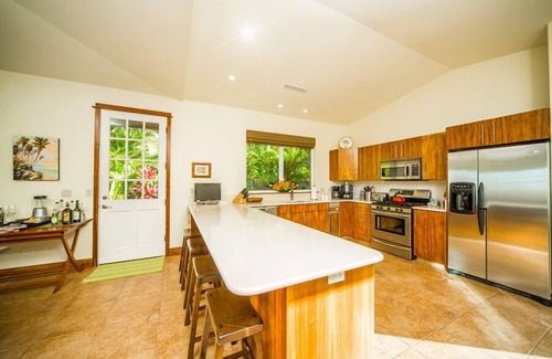 Halama Street House | NEWLY RENOVATED, PRIVATE BEACHFRONT HIDEAWAY ^MOANA^ SLEEPS 8!