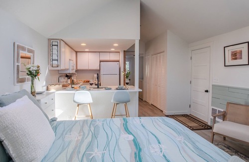 Downtown Cannon Beach House | Newly Renovated Sunny Cannon Beach Studio cottage, stroll to beach & town