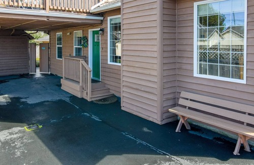 Downtown Cannon Beach House | Newly Renovated Sunny Cannon Beach Studio cottage, stroll to beach & town