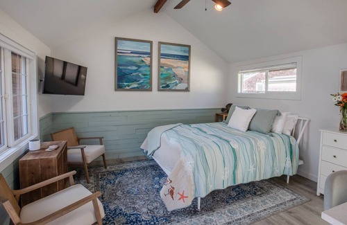Downtown Cannon Beach House | Newly Renovated Sunny Cannon Beach Studio cottage, stroll to beach & town