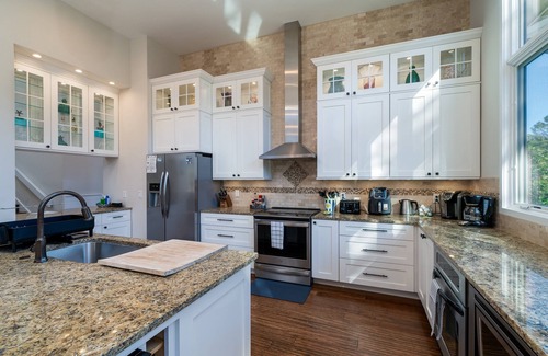 Seabrook Island House | Newly Renovated! Open Floor Plan! Walk to Beach, Amenity Cards! Sleeps 10!