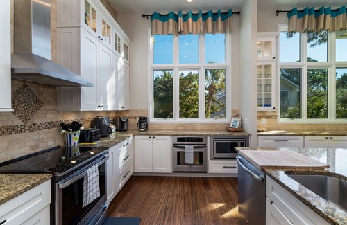 Seabrook Island House | Newly Renovated! Open Floor Plan! Walk to Beach, Amenity Cards! Sleeps 10!