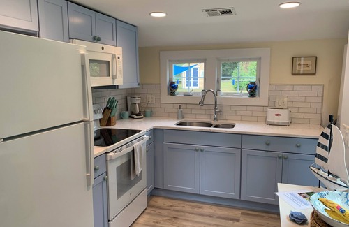 Kenyon Cottage | Newly Renovated Coastal Green Hill Cottage- Minutes to 6 beautiful beaches!