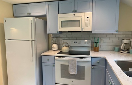 Kenyon Cottage | Newly Renovated Coastal Green Hill Cottage- Minutes to 6 beautiful beaches!