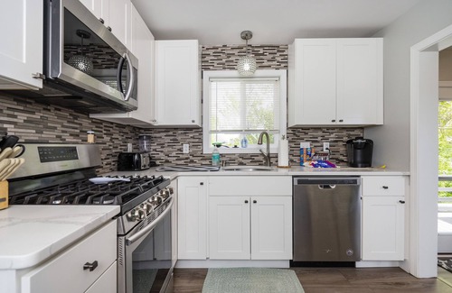 Eastward Look House | NEWLY RENOVATED. WALK TO BEACH. FULLY EQUIPPED FOR BEACH. June rate discounted