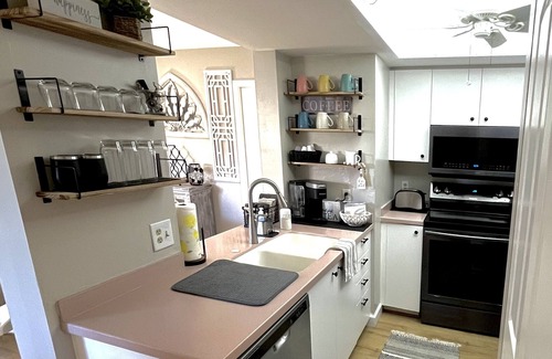 Biggar Condo | Newly updated 2br2br+Den golf course property near airport 90-day min stay