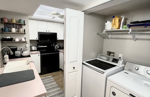 Biggar Condo | Newly updated 2br2br+Den golf course property near airport 90-day min stay