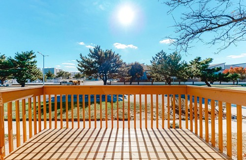 North Ocean City House | Newly Updated Bayside Townhome w/Deck, AC, Shared Pools - Walk Everywhere