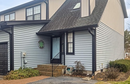North Ocean City House | Newly Updated Bayside Townhome w/Deck, AC, Shared Pools - Walk Everywhere