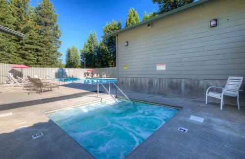 Big Sky Apartment | Newly Updated! Hot tub/pool! Mountain View! Pets!
