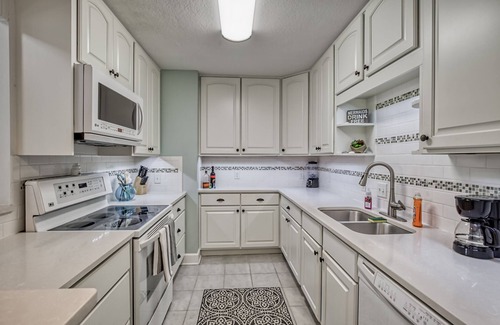 Fernandina Beach Condo | Newly Updated 2 Bed/1 Bath Condo - 3 Minute Walk to Beach - Best Deal Around!