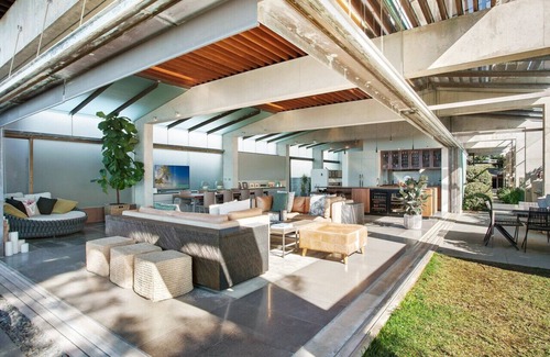 Newport House | Newport Elegance/Absolute Beachfront