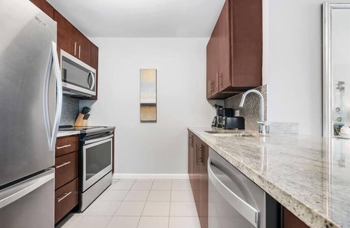 Hudson Exchange Apartment | Newport PATH 2 BR | Club room with billiards