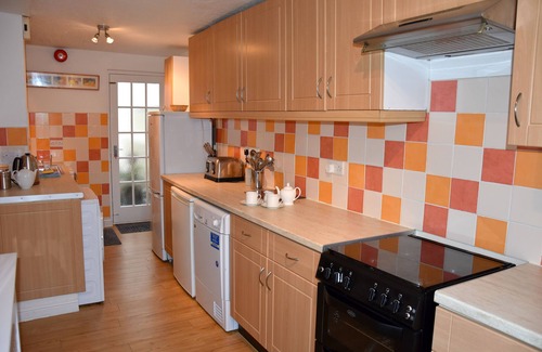 Newquay City Centre House | Newquay Escape: 5 ensuite bedrooms & Parking - Simply Check In