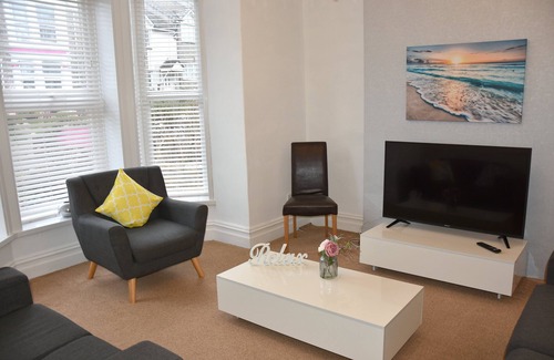 Newquay City Centre House | Newquay Escape: 5 ensuite bedrooms & Parking - Simply Check In