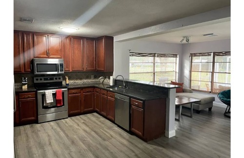 Wesley Chapel South House | NewTampa-W. Chapel 3 room 1.5 bath with a pool on 1 acre. SMOKE & PET FREE!