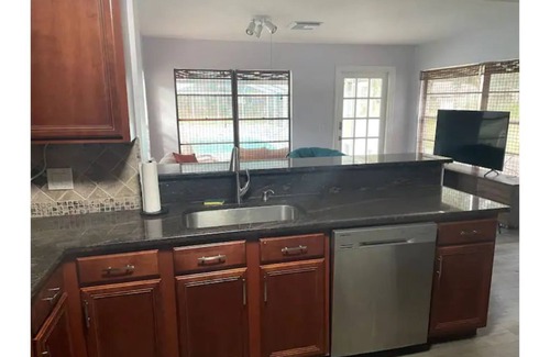 Wesley Chapel South House | NewTampa-W. Chapel 3 room 1.5 bath with a pool on 1 acre. SMOKE & PET FREE!