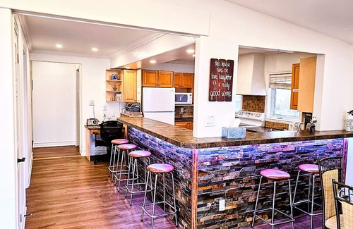 Bowmanville Cottage | nExperience Blissful Lakeside Living: Retreat with Stunning Views, Beach Access