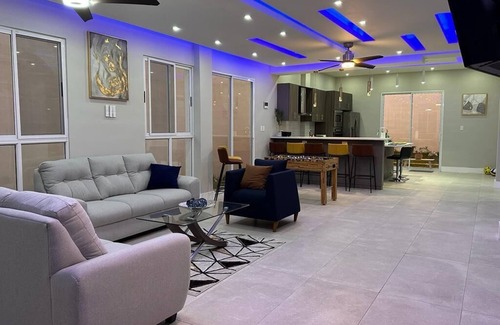 Santa Ana House | Next Level Stay < Free daily cleaning <Wifi , Hot water <AC