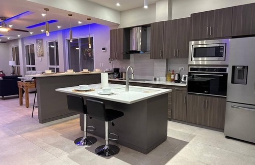 Santa Ana House | Next Level Stay < Free daily cleaning <Wifi , Hot water <AC