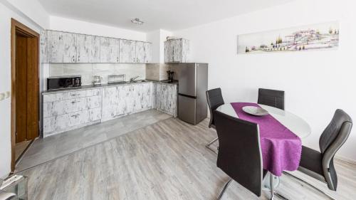 Shiligarnika Apartment | NEXT TO GONDOLA. Cosy & Elegant 2 Bedroom apartment in Neon Complex