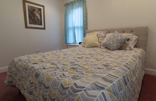 Downtown Niagara Falls Apartment | ♥Niagara Falls State Park 6 minutes away!♥☆Spacious 2 br ENTIRE Apartment!☆