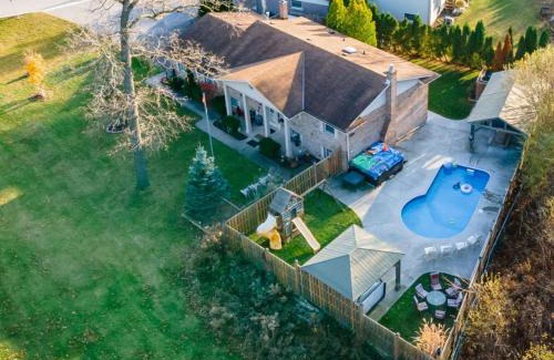 Chippawa Bed & Breakfast | Niagara Falls Villa with Private pool, hottub, water view and Breakfast