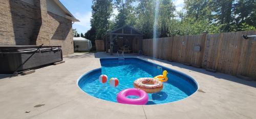 Chippawa Bed & Breakfast | Niagara Falls Villa with Private pool, hottub, water view and Breakfast