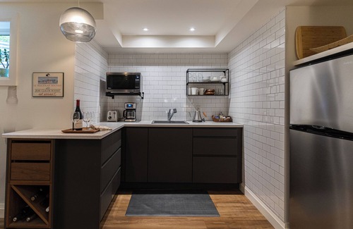 St. Catharines Bed & Breakfast | Niagara Getaway up to 4 with Breakfast!